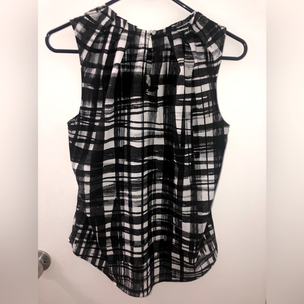 New York & Co Size M Sleeveless Blouse in Black & White